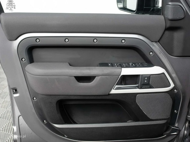 Land Rover Defender 9