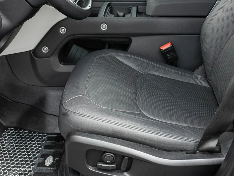 Land Rover Defender 10