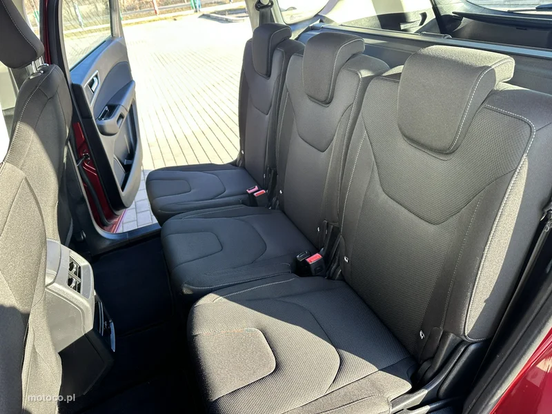 Ford S-Max II 32