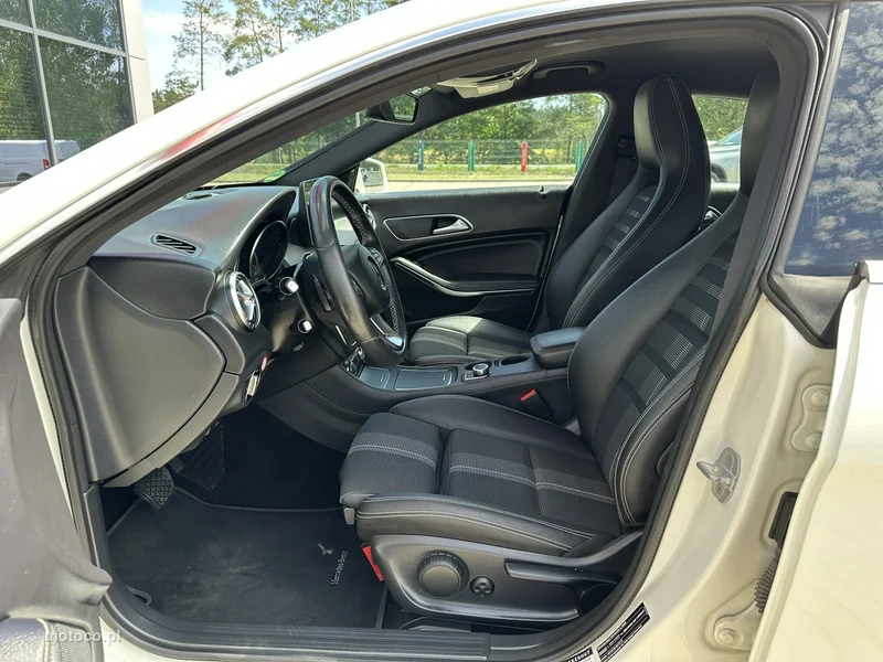 Mercedes-Benz CLA C117 CLA 220 12
