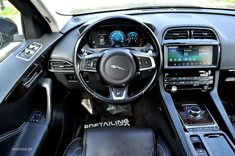 Jaguar F-Pace 6