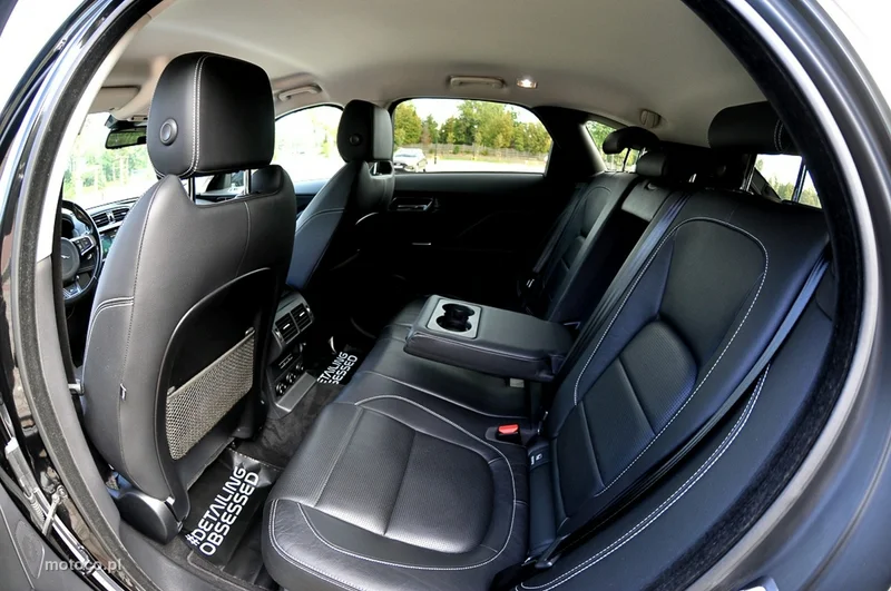 Jaguar F-Pace 9