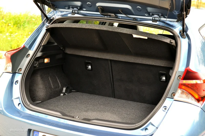 Toyota Auris E180 13