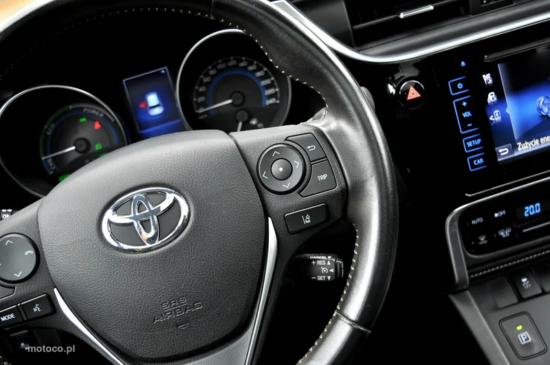 Toyota Auris E180 13