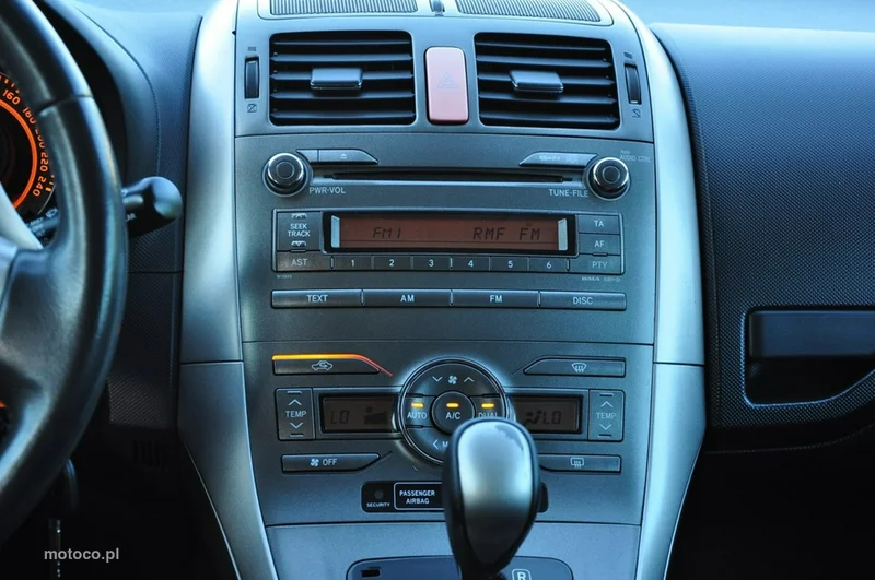 Toyota Auris E150 32