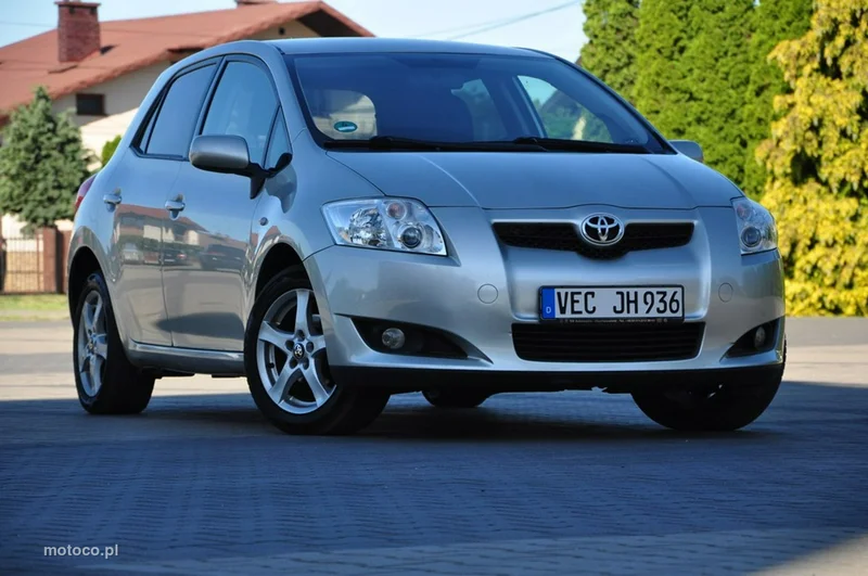 Toyota Auris E150 11