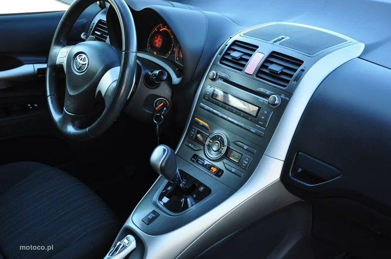 Toyota Auris E150 27