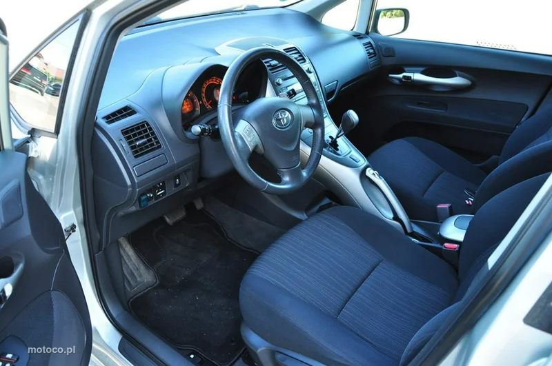 Toyota Auris E150 29