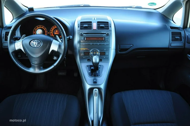 Toyota Auris E150 30