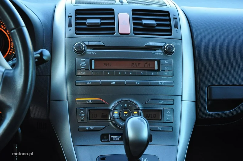 Toyota Auris E150 32