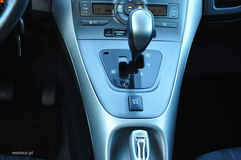 Toyota Auris E150 33