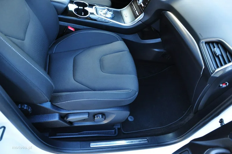 Ford S-Max II 29