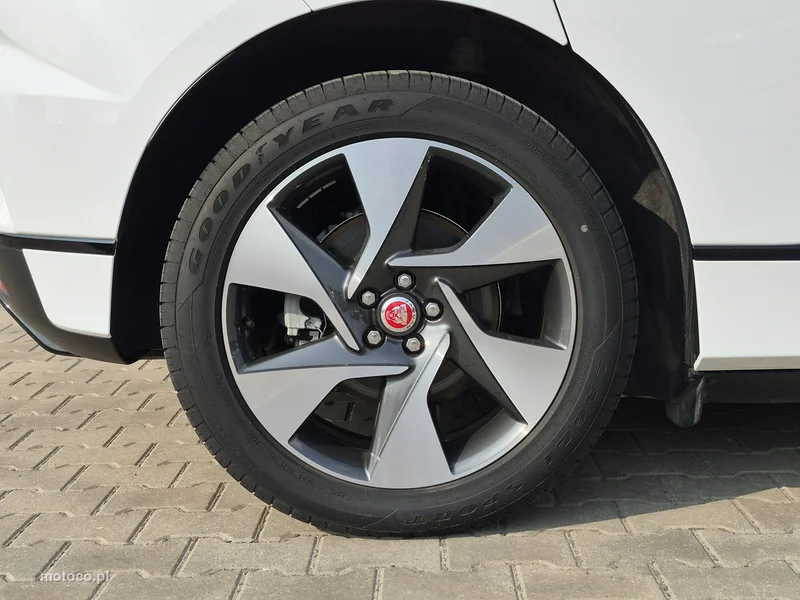 Jaguar I-Pace 8