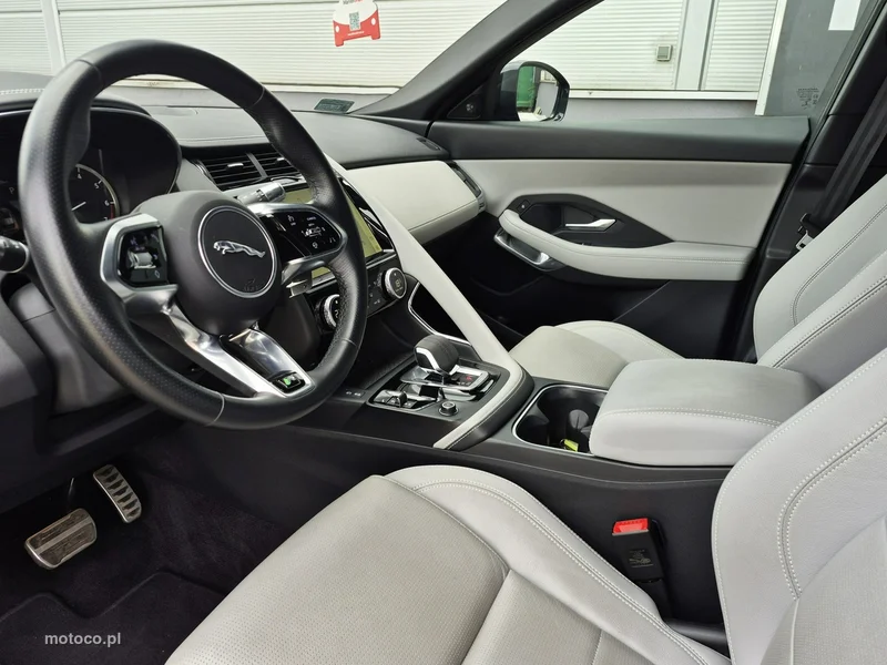 Jaguar E-Pace 18