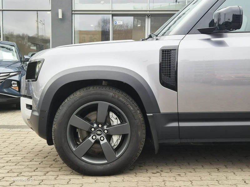 Land Rover Defender 11