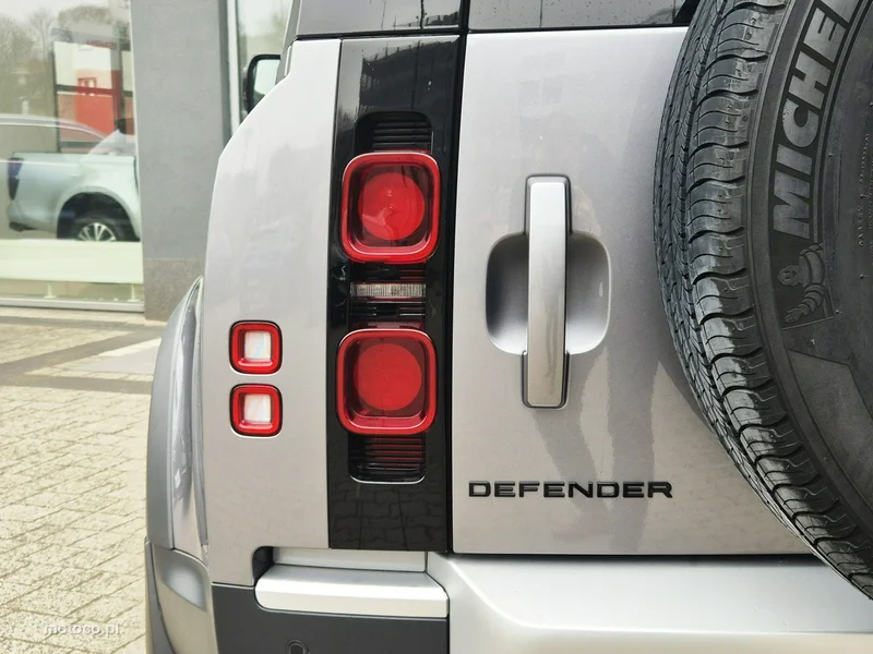 Land Rover Defender 13