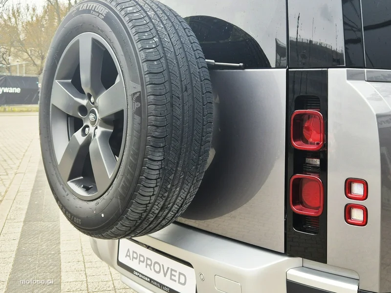 Land Rover Defender 14