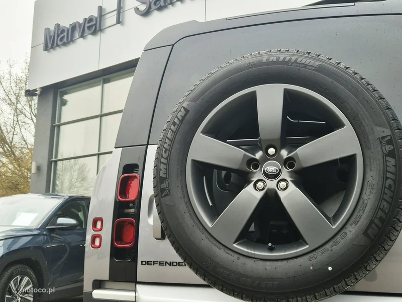 Land Rover Defender 15