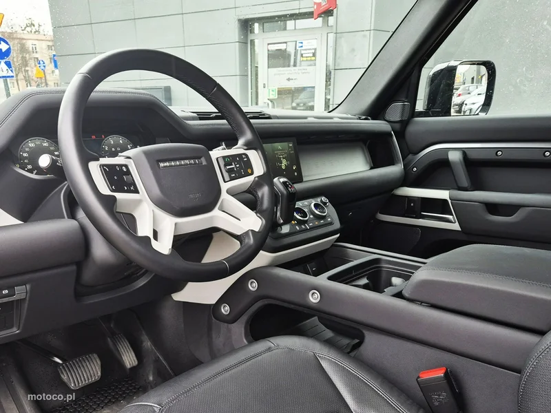 Land Rover Defender 18
