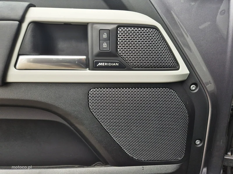 Land Rover Defender 22