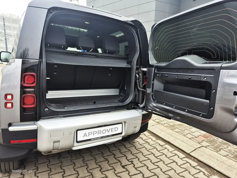 Land Rover Defender 23