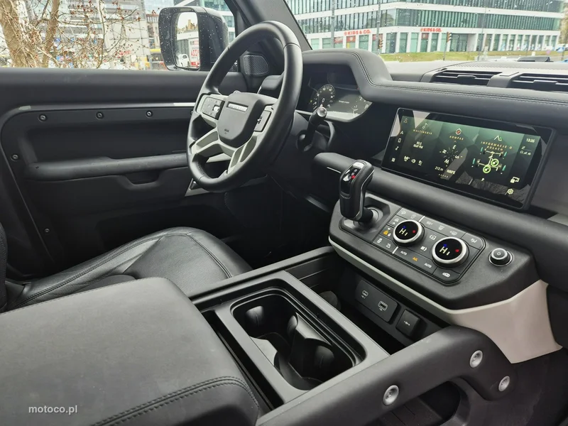 Land Rover Defender 24