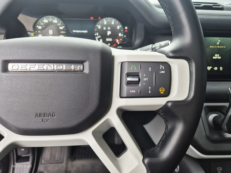 Land Rover Defender 26