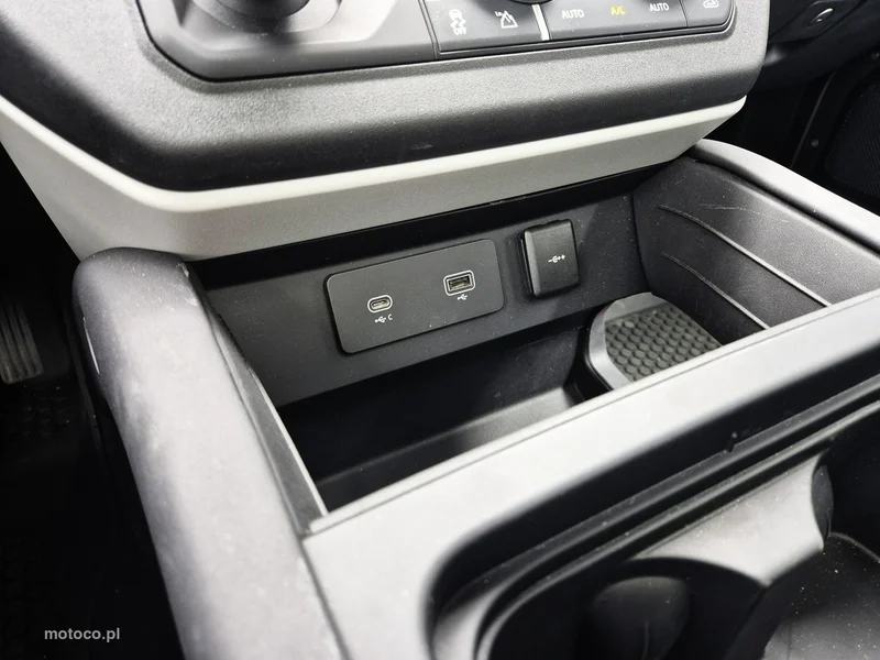 Land Rover Defender 32