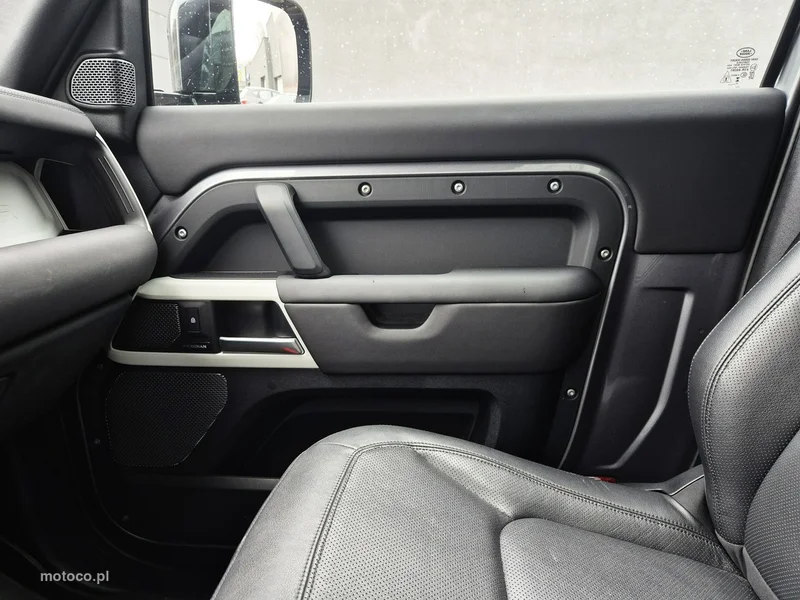 Land Rover Defender 33