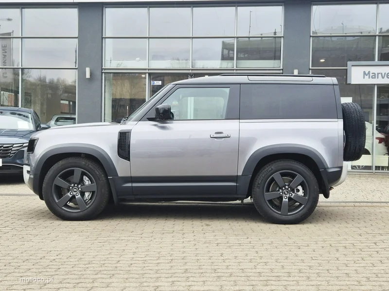 Land Rover Defender 5