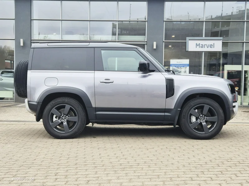 Land Rover Defender 6