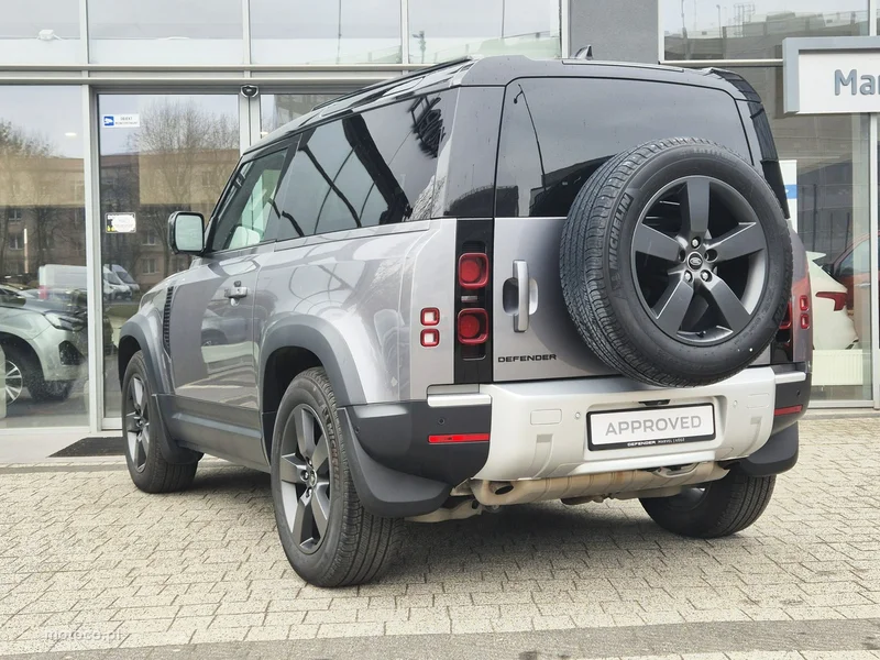 Land Rover Defender 7
