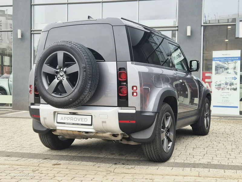 Land Rover Defender 9