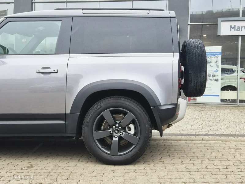 Land Rover Defender 10