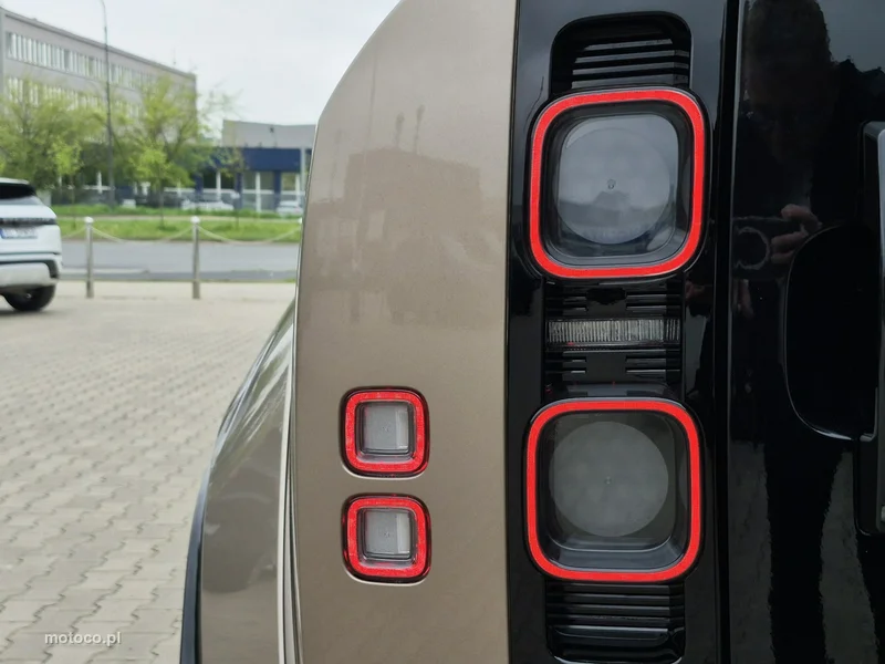 Land Rover Defender 13