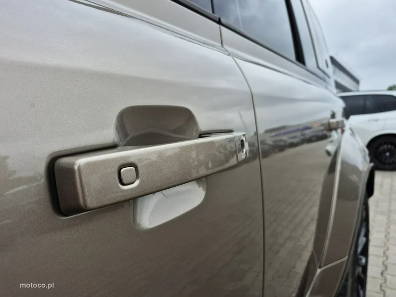 Land Rover Defender 15