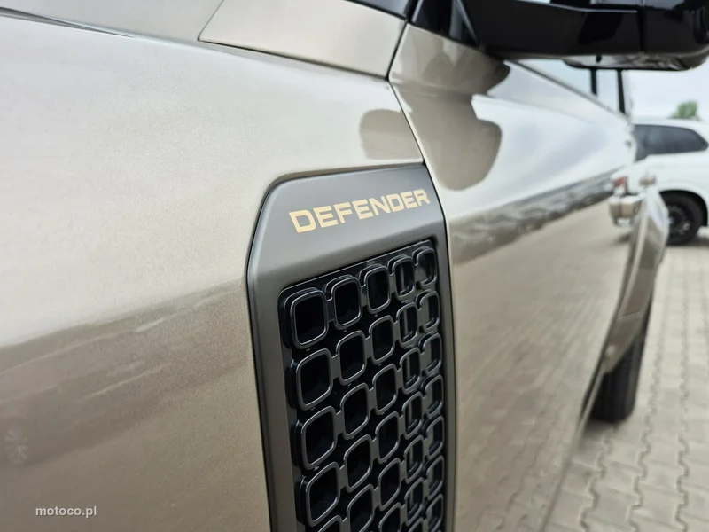 Land Rover Defender 16