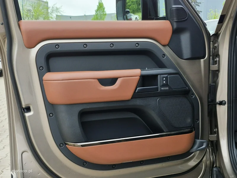 Land Rover Defender 17