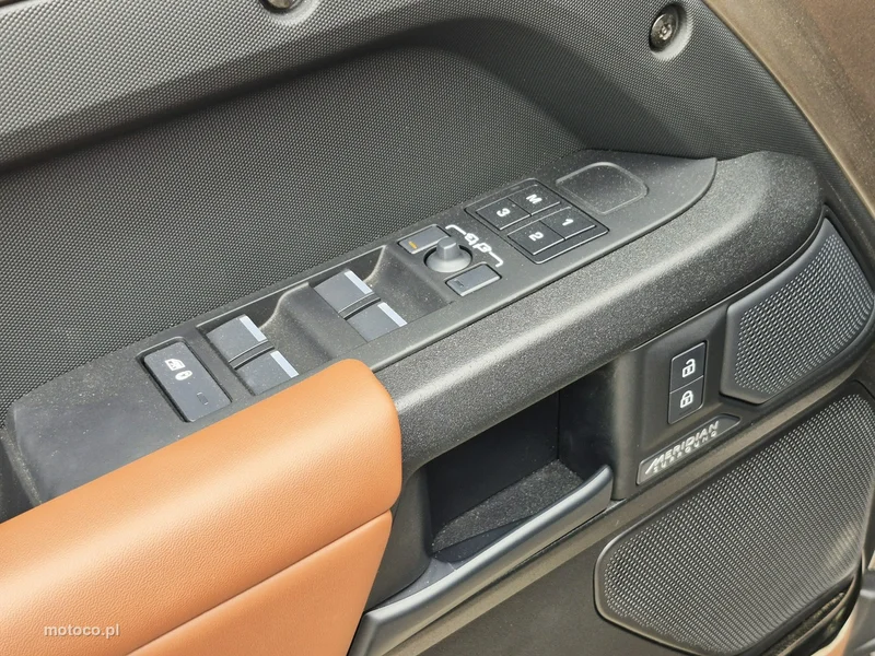 Land Rover Defender 18