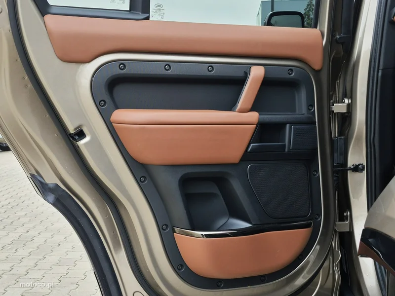 Land Rover Defender 23
