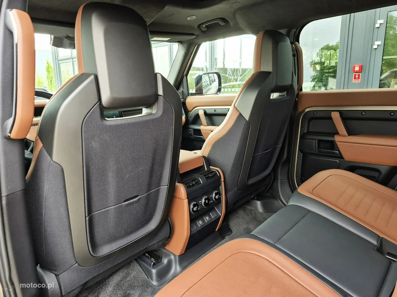 Land Rover Defender 24
