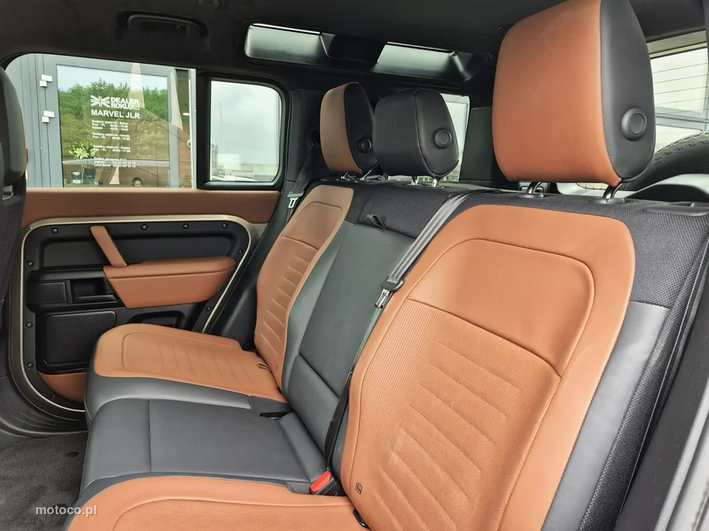 Land Rover Defender 25