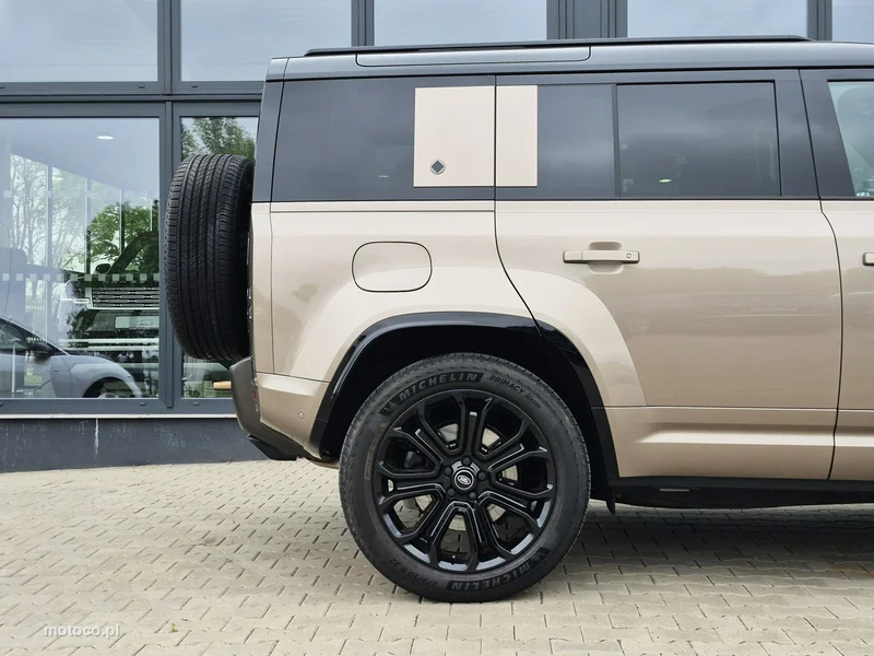 Land Rover Defender 6