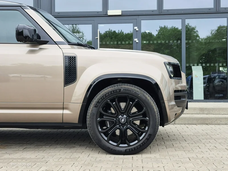 Land Rover Defender 7