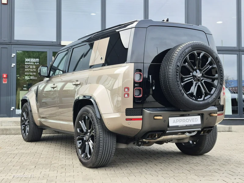 Land Rover Defender 9