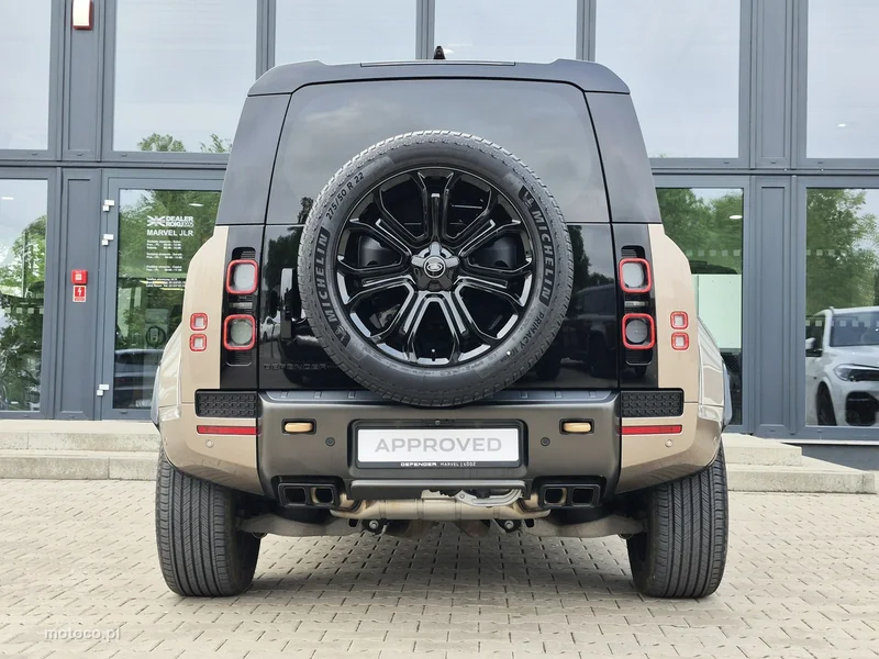 Land Rover Defender 10