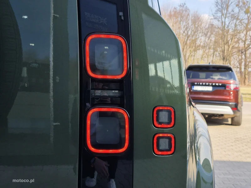 Land Rover Defender 13