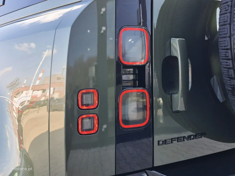 Land Rover Defender 14