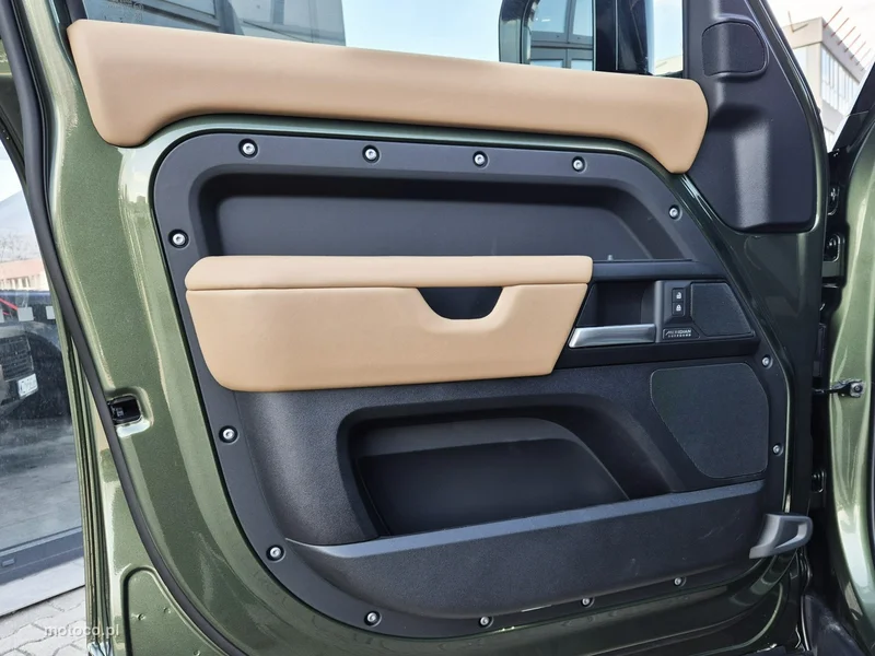 Land Rover Defender 19