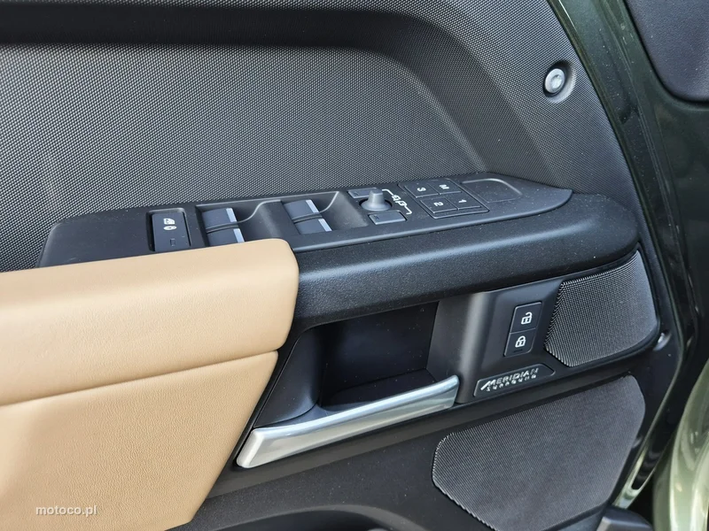 Land Rover Defender 20
